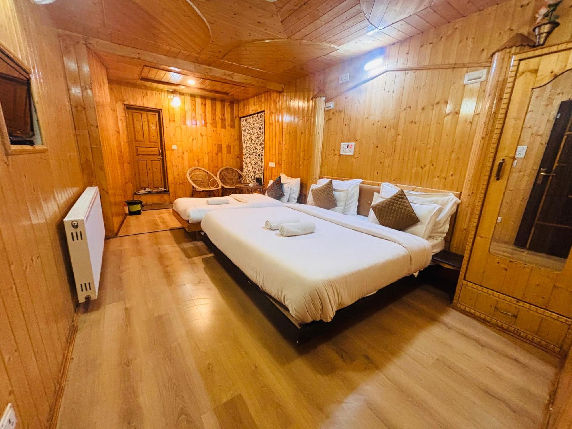 Bombay Palace Hotel Pahalgam Exterior photo